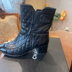 100% Aut Chanel quilted leather boots logo Sz 40.0 USA 10.0